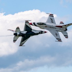USAF Thunderbirds - Knife  edge Pass